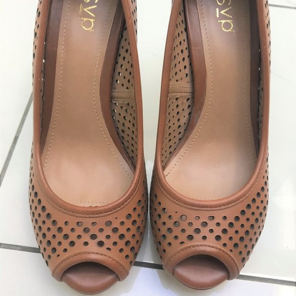 Genuine leather perforated design heels - Picture 2 of 4
